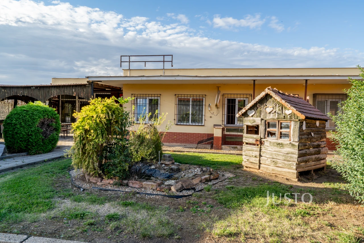 Prodej komerčních prostor 192 m² s pozemkem 995 m²