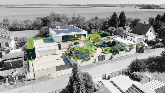 Prodej rodinného domu 349 m² s pozemkem 1 385 m²