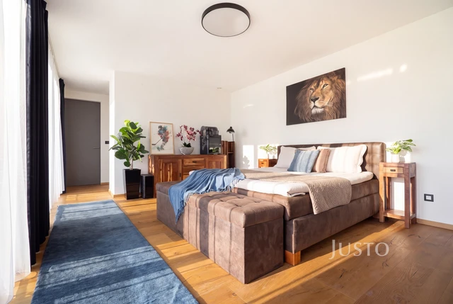 Prodej rodinného domu 349 m² s pozemkem 1 385 m²