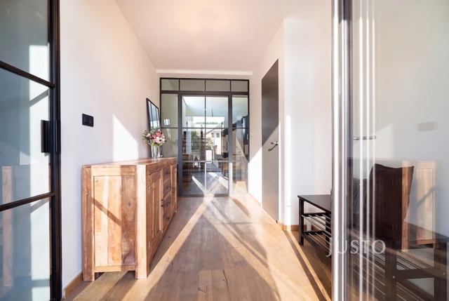 Prodej rodinného domu 349 m² s pozemkem 1 385 m²