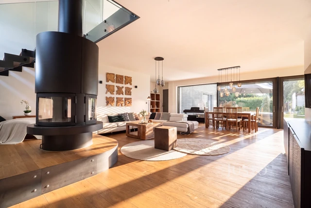 Prodej rodinného domu 349 m² s pozemkem 1 385 m²
