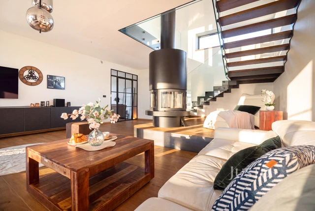 Prodej rodinného domu 349 m² s pozemkem 1 385 m²