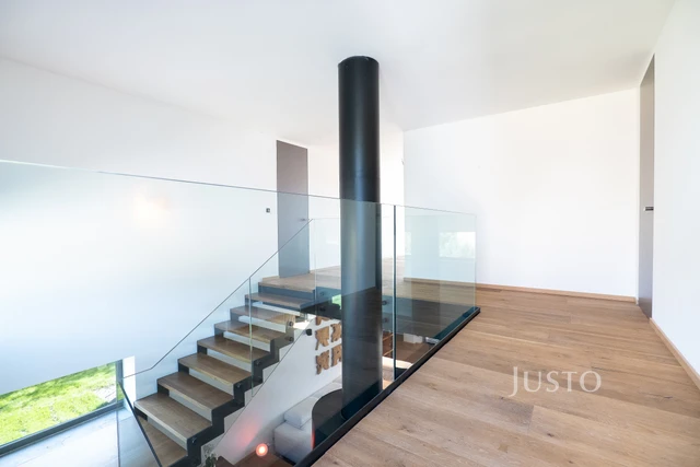 Prodej rodinného domu 349 m² s pozemkem 1 385 m²