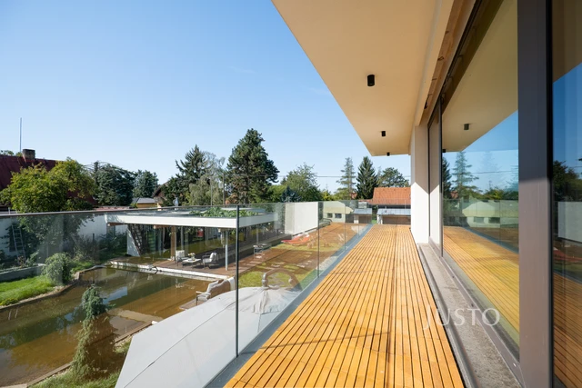 Prodej rodinného domu 349 m² s pozemkem 1 385 m²