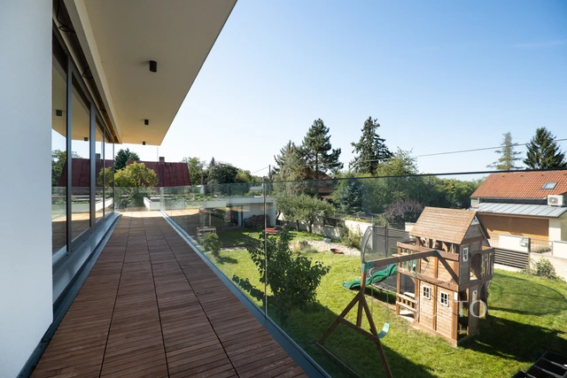 Prodej rodinného domu 349 m² s pozemkem 1 385 m²