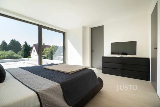 Prodej rodinného domu 349 m² s pozemkem 1 385 m²