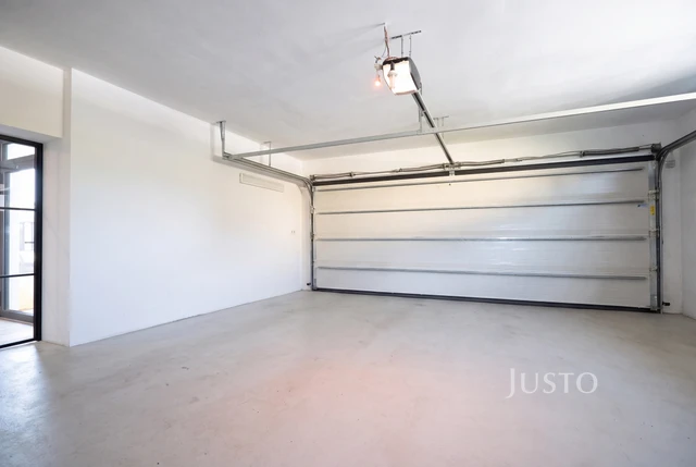 Prodej rodinného domu 349 m² s pozemkem 1 385 m²