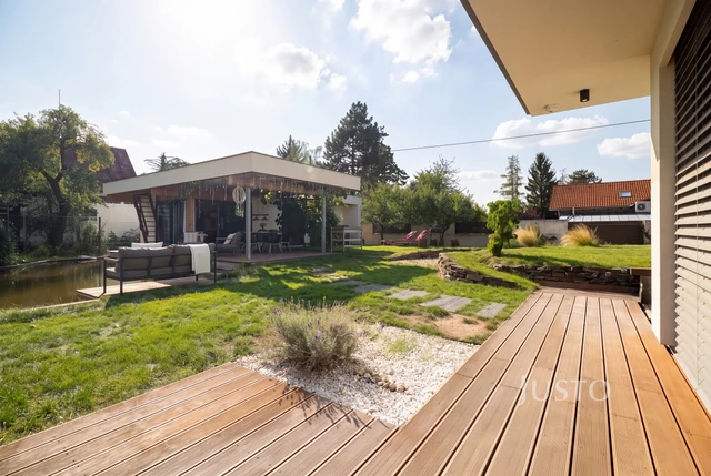 Prodej rodinného domu 349 m² s pozemkem 1 385 m²