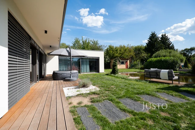 Prodej rodinného domu 349 m² s pozemkem 1 385 m²