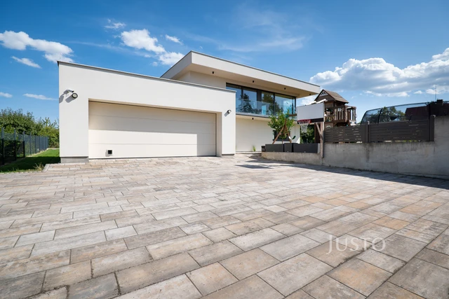 Prodej rodinného domu 349 m² s pozemkem 1 385 m²
