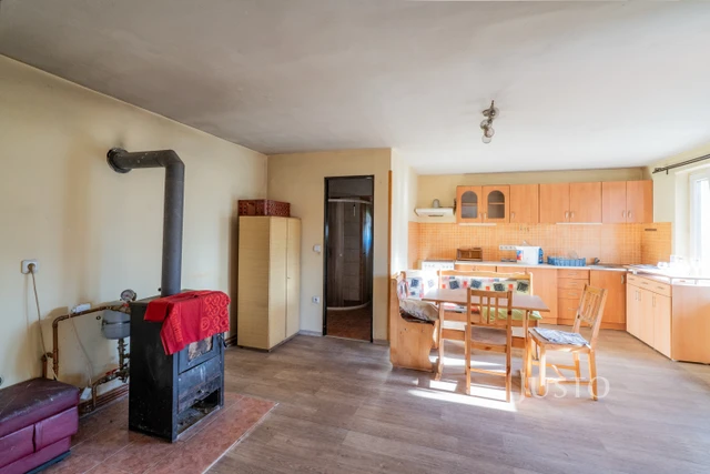 Prodej komerčních prostor 192 m² s pozemkem 995 m²