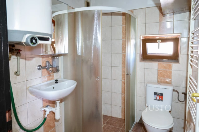 Prodej komerčních prostor 192 m² s pozemkem 995 m²