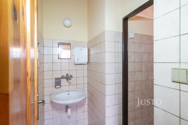 Prodej komerčních prostor 192 m² s pozemkem 995 m²