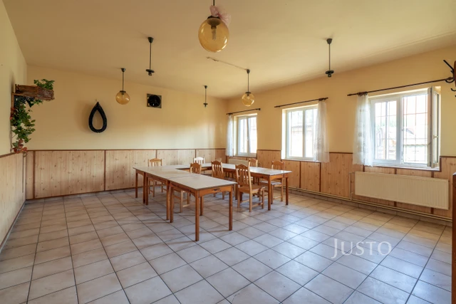 Prodej komerčních prostor 192 m² s pozemkem 995 m²