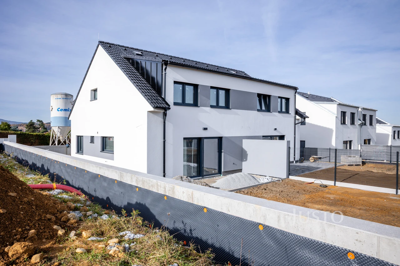 REZERVOVÁNO - Prodej 5+kk 121 m² + zahrada 285 m² + terasa 13 m² + parkování