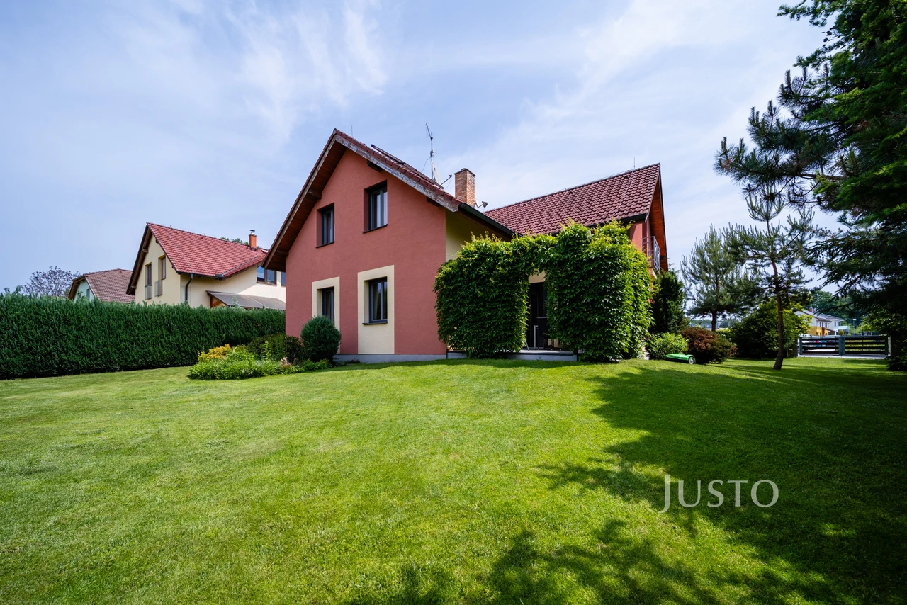 Prodej rodinného domu 185 m² s pozemkem 1180 m² + terasa 16 m² + balkón 1 m²