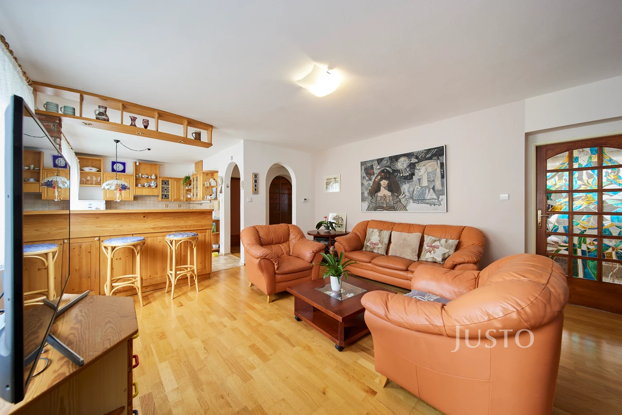 Prodej rodinného domu 242 m² s pozemkem 138 m²