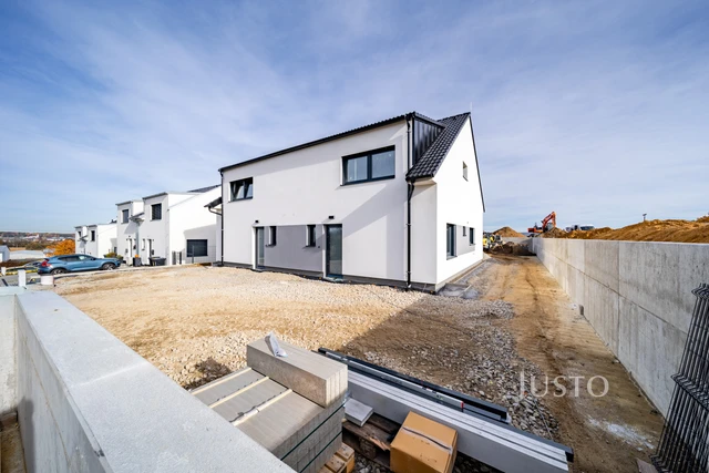 REZERVOVÁNO - Prodej 5+kk 121 m² + zahrada 285 m² + terasa 13 m² + parkování