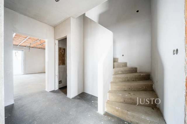 REZERVOVÁNO - Prodej 5+kk 121 m² + zahrada 285 m² + terasa 13 m² + parkování