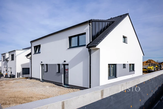 REZERVOVÁNO - Prodej 5+kk 121 m² + zahrada 285 m² + terasa 13 m² + parkování
