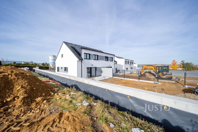 REZERVOVÁNO - Prodej 5+kk 121 m² + zahrada 285 m² + terasa 13 m² + parkování