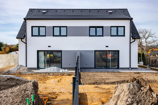 REZERVOVÁNO - Prodej 5+kk 121 m² + zahrada 285 m² + terasa 13 m² + parkování