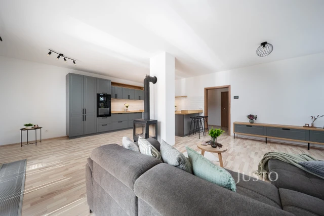 Prodej rodinného domu 141 m² s pozemkem 385 m² + terasa 7 m² + balkón 4 m²