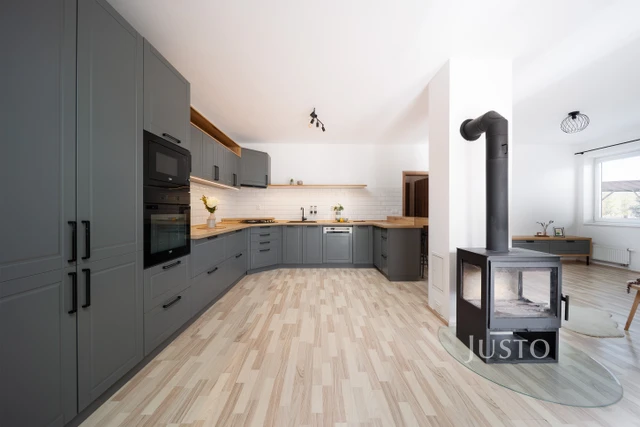 Prodej rodinného domu 141 m² s pozemkem 385 m² + terasa 7 m² + balkón 4 m²
