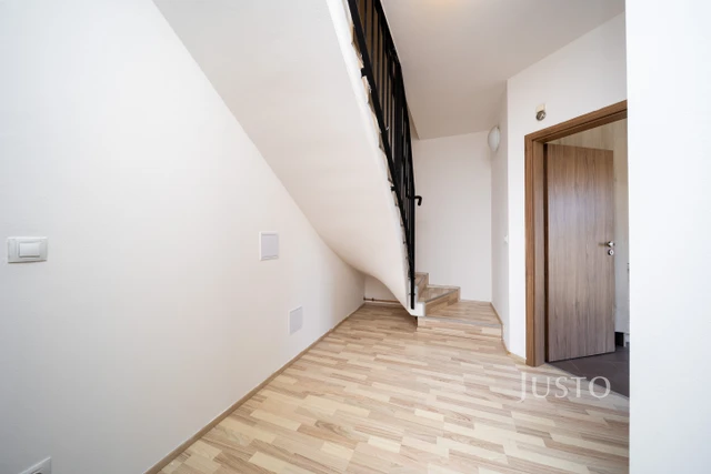 Prodej rodinného domu 141 m² s pozemkem 385 m² + terasa 7 m² + balkón 4 m²