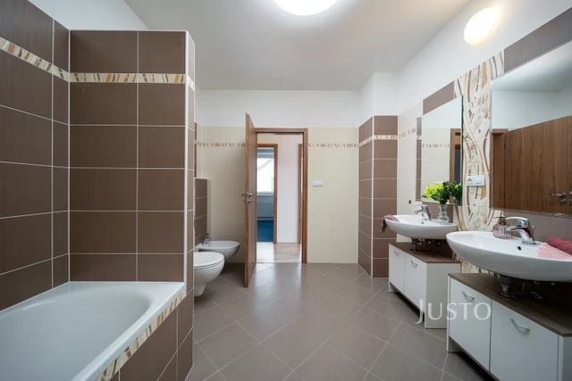Prodej rodinného domu 141 m² s pozemkem 385 m² + terasa 7 m² + balkón 4 m²