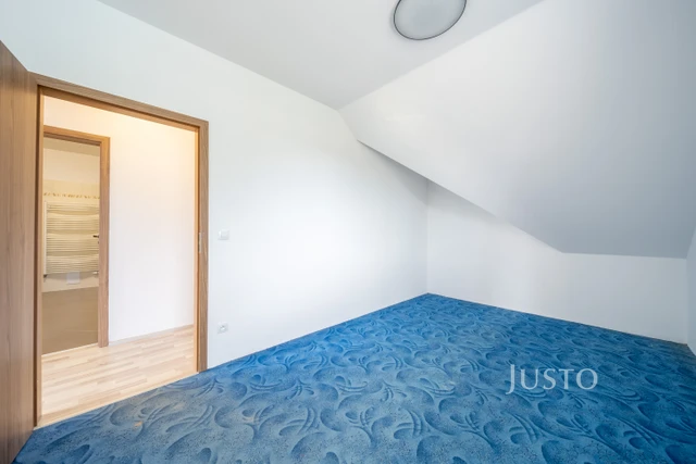 Prodej rodinného domu 141 m² s pozemkem 385 m² + terasa 7 m² + balkón 4 m²