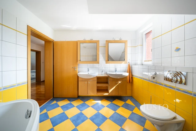 Prodej rodinného domu 185 m² s pozemkem 1180 m² + terasa 16 m² + balkón 1 m²