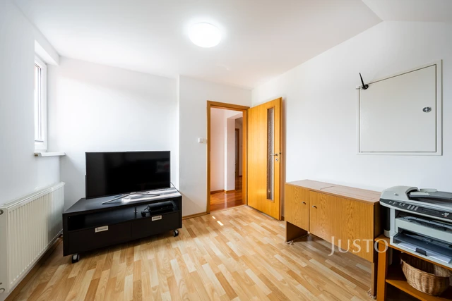 Prodej rodinného domu 185 m² s pozemkem 1180 m² + terasa 16 m² + balkón 1 m²