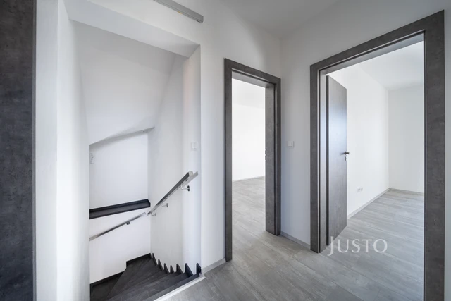 Prodej 5+kk 152 m² + zahrada 193 m² + terasa 81 m² + parkování