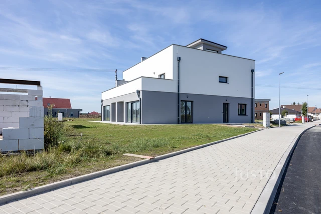 Prodej 5+kk 152 m² + zahrada 272 m² + terasa 81 m² + parkování