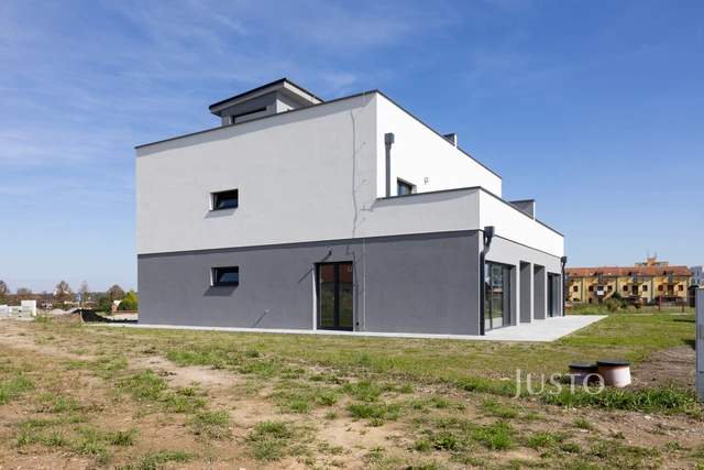 Prodej 5+kk 152 m² + zahrada 272 m² + terasa 81 m² + parkování