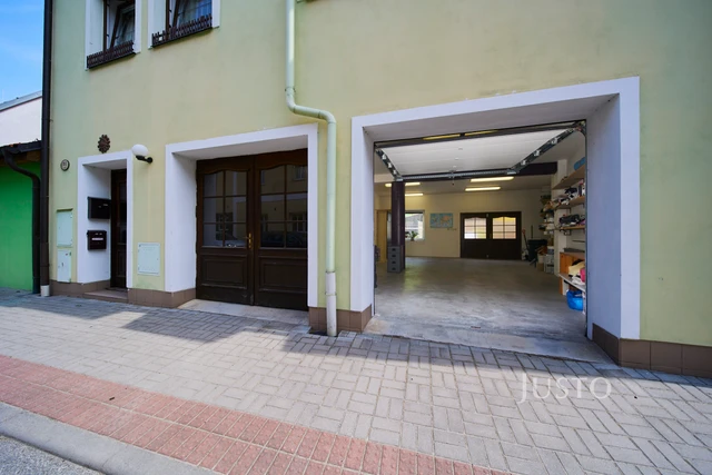 Prodej rodinného domu 242 m² s pozemkem 138 m²