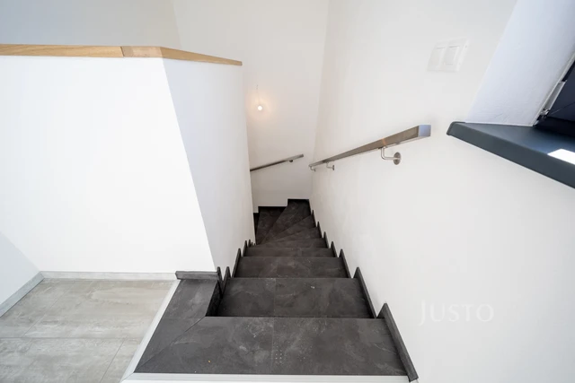 Prodej 5+kk 152 m² + zahrada 193 m² + terasa 81 m² + parkování