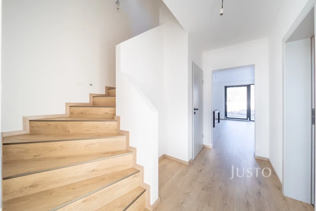 Prodej 5+kk 121 m² + zahrada 215 m² + terasa 14 m² + parkování