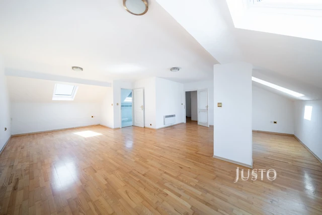 Pronájem 4+1 125 m² + balkón 3 m² + garáž