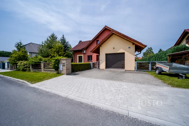 Prodej rodinného domu 185 m² s pozemkem 1180 m² + terasa 16 m² + balkón 1 m²