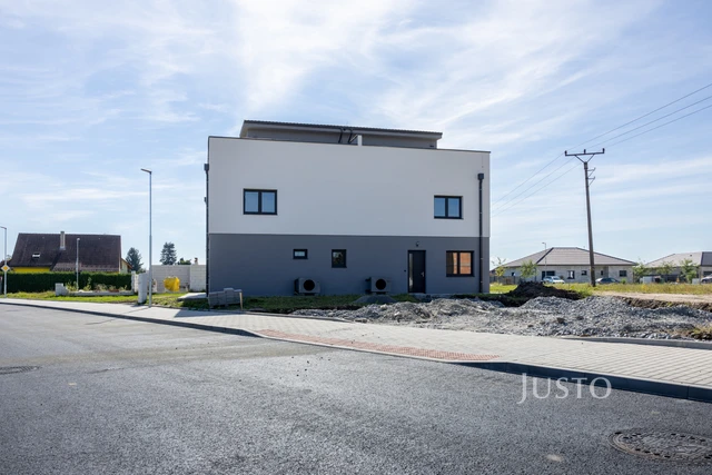 Prodej 5+kk 152 m² + zahrada 272 m² + terasa 81 m² + parkování