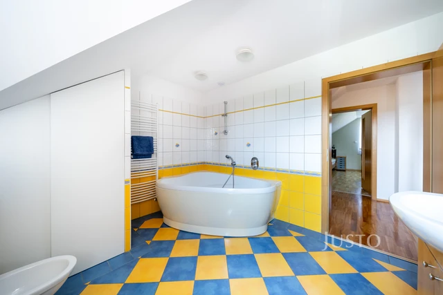 Prodej rodinného domu 185 m² s pozemkem 1180 m² + terasa 16 m² + balkón 1 m²