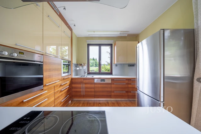 Prodej rodinného domu 185 m² s pozemkem 1180 m² + terasa 16 m² + balkón 1 m²