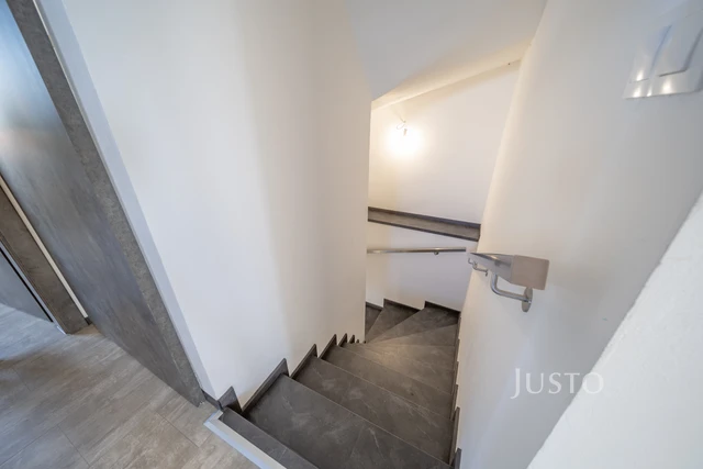 Prodej 5+kk 152 m² + zahrada 193 m² + terasa 81 m² + parkování