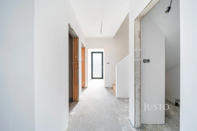 Prodej 5+kk 124 m² + zahrada 286 m² + terasa 13 m² + parkování