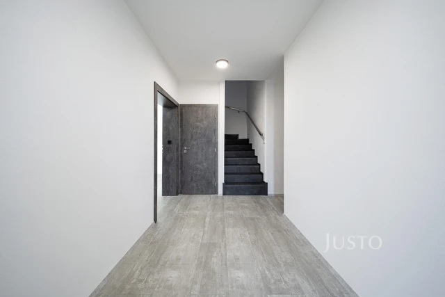 Prodej 5+kk 152 m² + zahrada 272 m² + terasa 81 m² + parkování