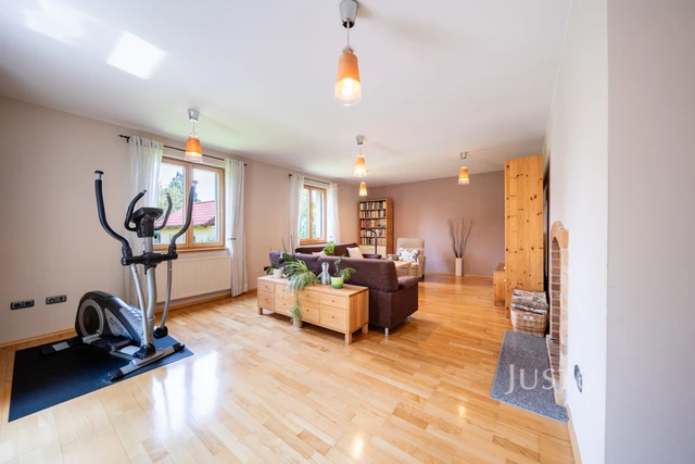 Prodej rodinného domu 185 m² s pozemkem 1180 m² + terasa 16 m² + balkón 1 m²