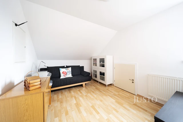 Prodej rodinného domu 185 m² s pozemkem 1180 m² + terasa 16 m² + balkón 1 m²