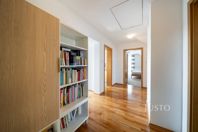 Prodej rodinného domu 185 m² s pozemkem 1180 m² + terasa 16 m² + balkón 1 m²